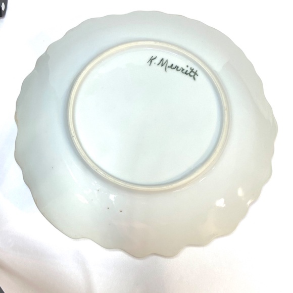 $5 when Bundled with 2 other items. 
Vintage Hand-painted Dish w/Daisies, Signed - Picture 2 of 2